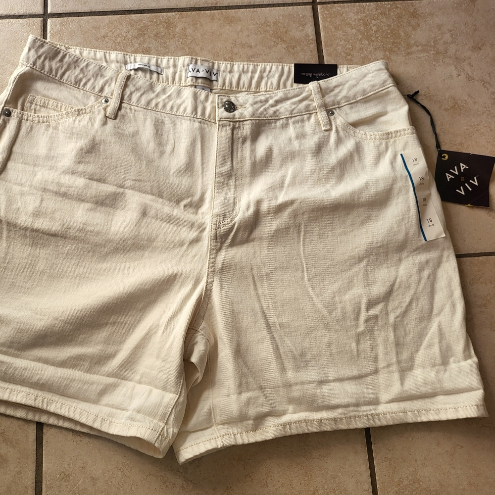Ava & Viv 18 Mid Shorts Ivory